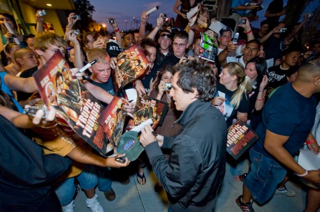 Surrounded by more than 1,400 Marines and sailors, actor Ben Stiller greets fans, signs autographs and poses for photos before treating troops to an advance screening of DreamWorksÕ ÒTropic Thunder.Ó